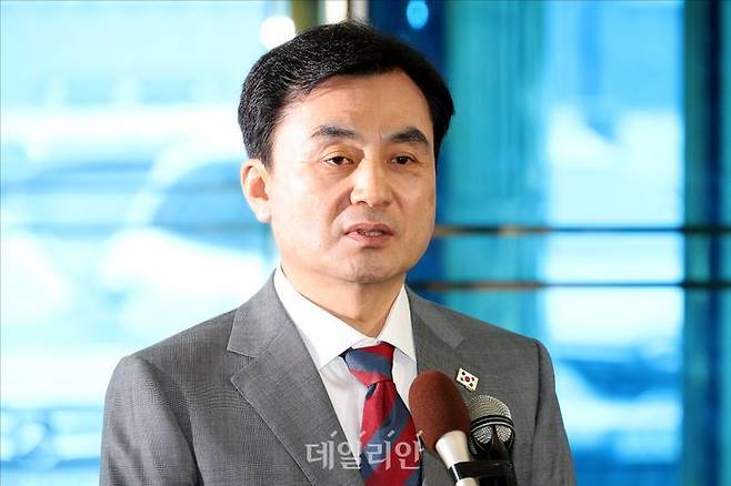 안규백 국방부 장관 후보자가 지난달 27일 오전 서울 용산구 육군회관에 마련된 인사청문회 준비사무실로 출근하며 취재진 앞에서 발언을 하고 있다. ⓒ데일리안 홍금표 기자