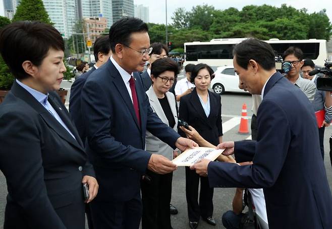 유상범 국민의힘 원내운영수석부대표와 김은혜 원내정책수석부대표가 4일 서울 용산구 대통령실 정문 앞에서 우상호 정무수석에게 특수활동비(특활비) 증액 요구 관련 항의서한을 전달하고 있다.ⓒ뉴시스(공동취재)