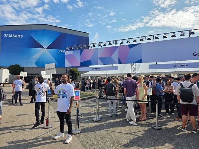9일(현지시간) 뉴욕 브루클린에서 열린 삼성 갤럭시 언팩 2025 행사장 앞에 관람객들이 줄지어 늘어선 모습. ⓒ임채현 기자