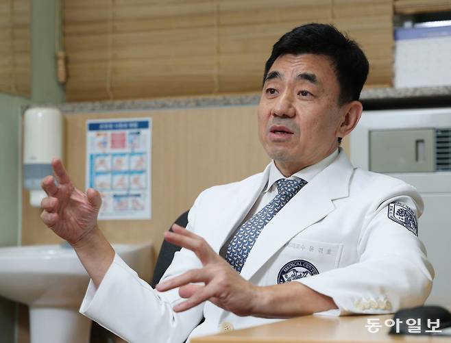 윤경호 경희의료원 정형외과 교수가 무릎 퇴행성관절염 증상과 최근 개발 중인 치료 방법에 대해 이야기하고 있다. 신원건 기자 laputa@donga.com