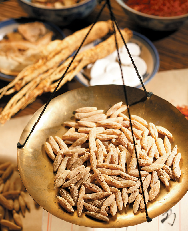 생맥산은심장의열을내리고폐를윤택하게해주는여름철대표한약으로맥문동,인삼,오미자를달여만든다. 게티이미지코리아