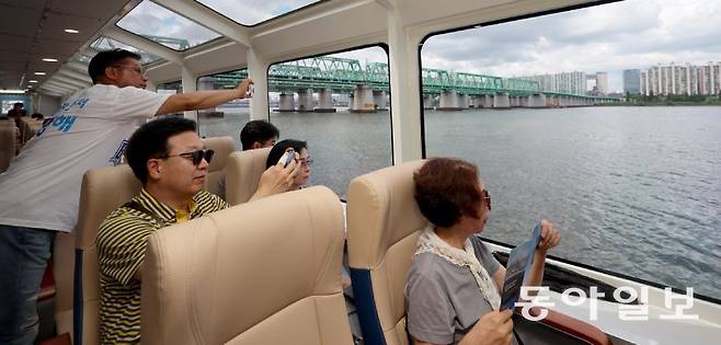 9월 정식 취항을 앞두고 이달부터 시범 운항에 나선 한강버스에서 1일 탑승객들이 기념 촬영을 하고 있다. 한강버스는 서울 강서구 마곡과 송파구 잠실을 잇는 노선으로, 출퇴근 시간대에는 15분 간격으로 운항할 예정이다. 기후동행카드 사용이 가능하고 다른 대중교통과의 환승 할인도 적용된다. 송은석 기자 silverstone@donga.com