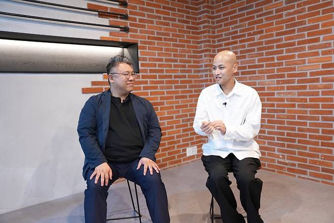 이식편대숙주질환(GVHD)을 앓고 있는 영화음악 작곡가 조시형 씨(오른쪽)와 GVHD 전문가인 윤재호 서울성모병원 혈액내과 교수가 GVHD에 대해 말하고 있다. 이진한 의학전문기자·의사 likeday@donga.com