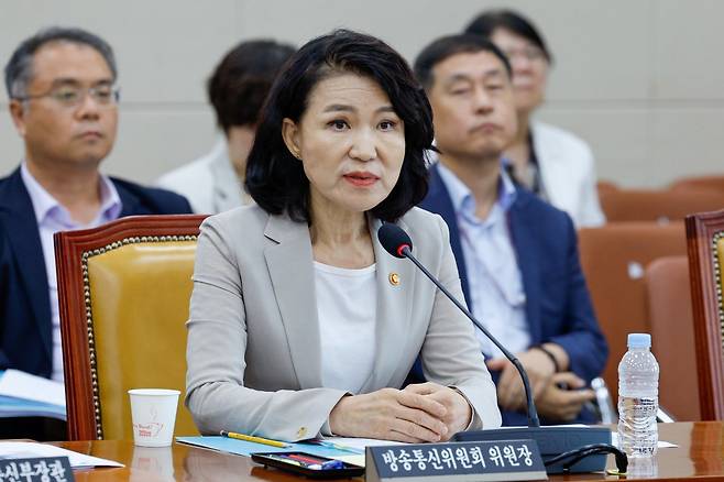 이진숙 방송통신위원장이 7일 오후 서울 여의도 국회에서 열린 제427회국회(임시회) 과학기술정보방송통신위원회 제1차 전체회의에서 위원장 질의에 답하고 있다. 2025.7.7/뉴스1