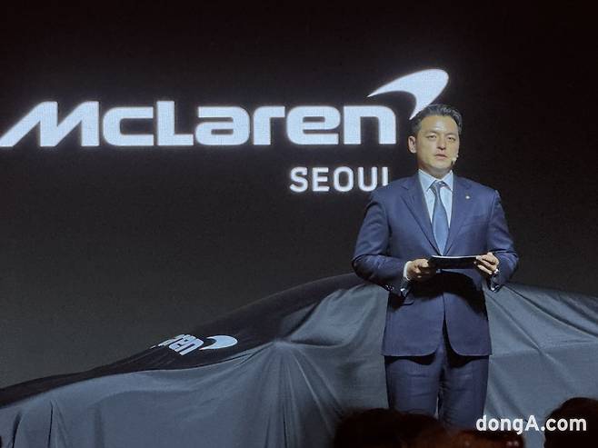 권혁민 브리타니아오토 대표이사가 4일 서울 장충동 반얀트리호텔에서 새롭게 탈바꿈한 ‘맥라렌 서울’ 운영 전략을 발표하고 있다.