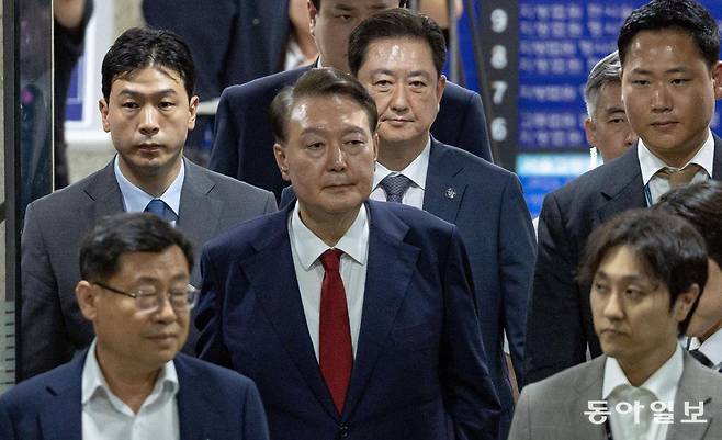 윤석열 전 대통령이 9일 오후 서울 서초구 서울중앙지방법원에서 영장실질심사를 마친 뒤 법정을 나오고 있다. 2025.07.09 변영욱 기자 cut@donga.com