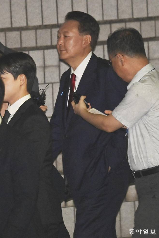 윤석열 전 대통령이 9일 오후 서울 서초구 서울중앙지방법원에서 영장실질심사를 마친 뒤 법정을 나오고 있다. 변영욱 기자 cut@donga.com