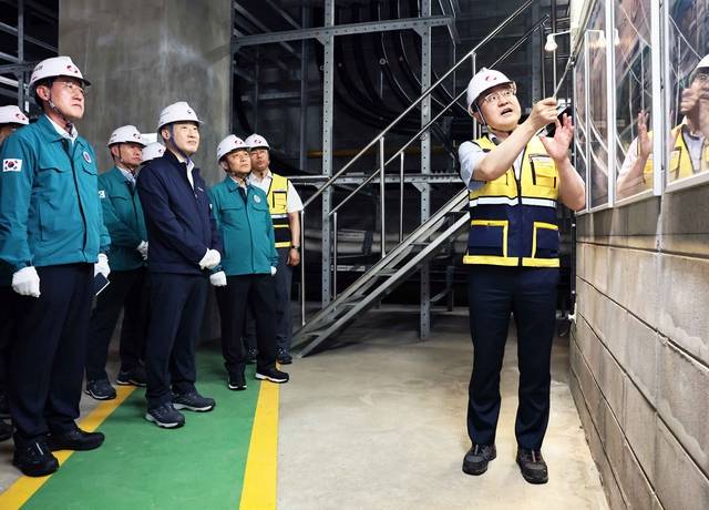 이호현 산업통상자원부 2차관은  8일 서울 서초구 한전아트센터 회의실에서 전력 유관기관 관계자 등이 참석한 가운데 ‘7월 상순 이례적인 폭염이 지속되고 있는 상황에서 전력수급 현황’을 점검하기 위해 열린 ‘2025년 여름철 피크대비 전력대비 준비상황 점검회의’를 주재했다. 산업부 제공