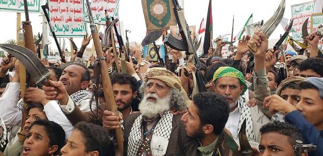 예멘 수도 사나에서 4일(현지시간) 이스라엘에 반대하는 후티 반군 지지자들이 총과 칼을 들고 시위하고 있다. 후티 반군이 홍해를 지나가는 민간선박들을 공격하는 바람에 국제 유가가 8일까지 이틀 연속 상승했다. EPA 연합