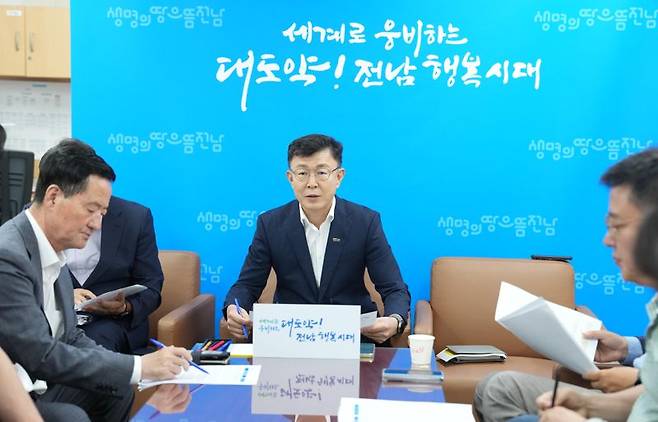 박영채 전남도 해양수산국장이 9일 브리핑을 통해 내만을 포함한 서해·남해 연안 일부 지역에 고수온 주의보가 발령됨에 따라 양식장 피해 최소화를 위한 사전 대비를 완료하고 즉각적인 비상 대응 체계에 돌입한다고 밝히고 있다. 전남도 제공