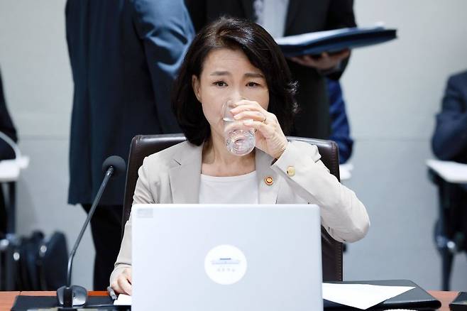[서울=뉴시스] 고범준 기자 = 이진숙 방송통신위원장이 8일 서울 용산 대통령실 청사에서 열린 국무회의에 참석해 물을 마시고 있다. 2025.07.08. bjko@newsis.com /사진=뉴시스