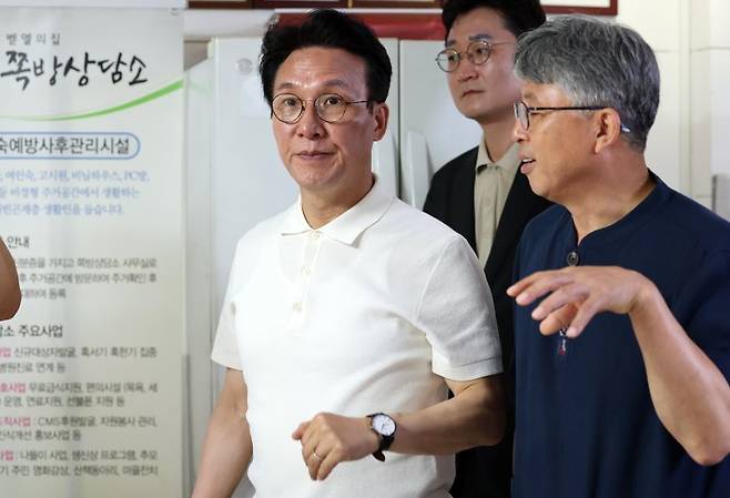 김민석 국무총리가 9일 오전 대전 동구 쪽방상담소를 방문해 여름철 취약계층 현황을 점검한 뒤 시설을 둘러보고 있다. 사진=뉴스1화상