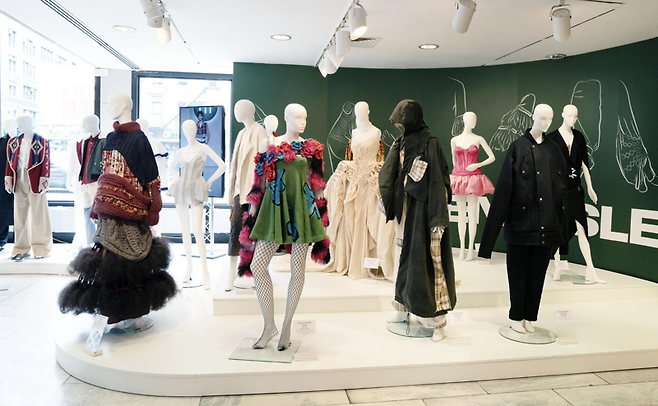 패션디자이너 김남우씨가 만든 다양한 작품들이 fit museum에 전시돼 있는 모습.