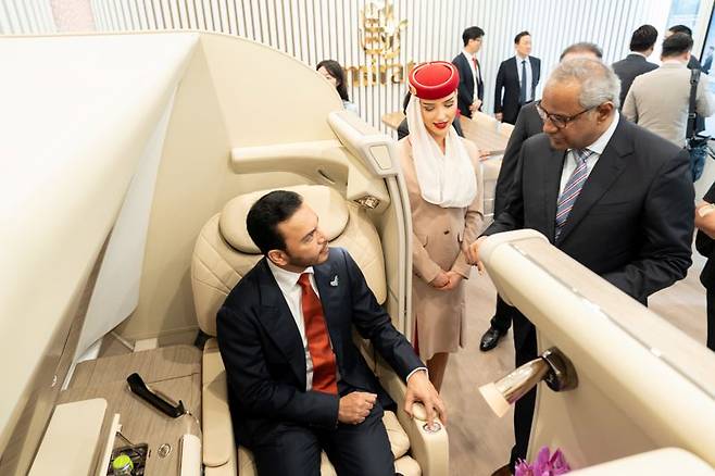 에미레이트 항공 관계자가 9일 서울 종로구에 첫 문을 연 '트래블 스토어'에 마련된 퍼스트 클래스 스위트 좌석을 체험하고 있다. 에미레이트 항공 제공