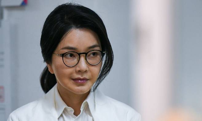 윤석열 전 대통령의 부인 김건희 여사가 3일 서울 서초구 원명초등학교에 마련된 서초구 제3투표소에서 투표를 하기 위해 줄을 서 있다. 공동취재사진