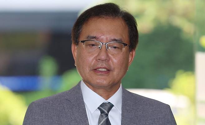 순직 해병 수사 방해 의혹 사건을 수사하는 이명현 특별검사가 지난 6월19일 서울 서초구 자신의 사무실로 출근하며 취재진 질문에 답하고 있다. 연합뉴스