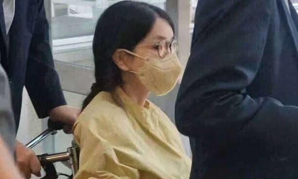 특별검사팀 출범을 앞두고 우울증 등 지병을 이유로 입원했던 김건희 여사가 지난달 27일 서울 송파구 서울아산병원에서 윤석열 전 대통령이 미는 휠체어에 탄 채 퇴원하고 있다. 연합뉴스