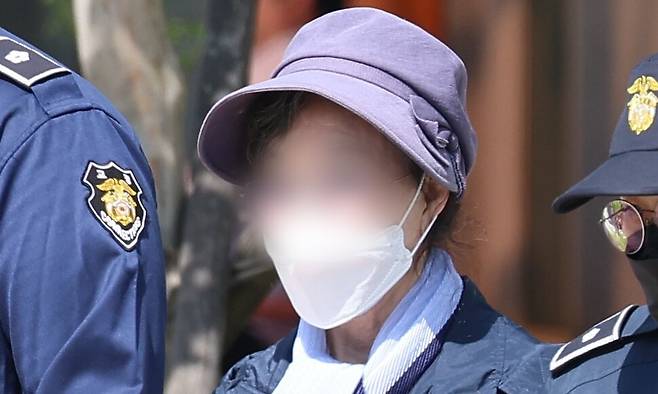 통장 잔고 증명서 위조 혐의 등으로 징역 1년을 선고받은 뒤 가석방 된 윤석열 전 대통령의 장모 최은순씨. 연합뉴스