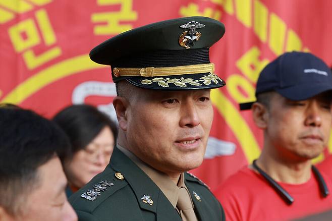 해병대 채 상병 순직 사건 수사단장이었던 박정훈 대령이 2023년 12월7일 서울 용산구 중앙지역군사법원에서 열린 첫번째 공판에 출석하기 전 기자들의 질문에 답하고 있다. 김혜윤 기자 unique@hani.co.kr