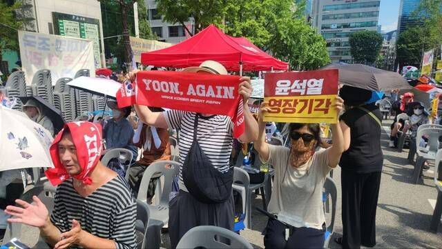 윤석열 전 대통령 지지자들이 9일 서울 서초구 서울중앙지방법원 앞에서 윤 전 대통령 재구속에 반대하는 집회를 벌이고 있다. 장종우 기자 whddn3871@hani.co.kr