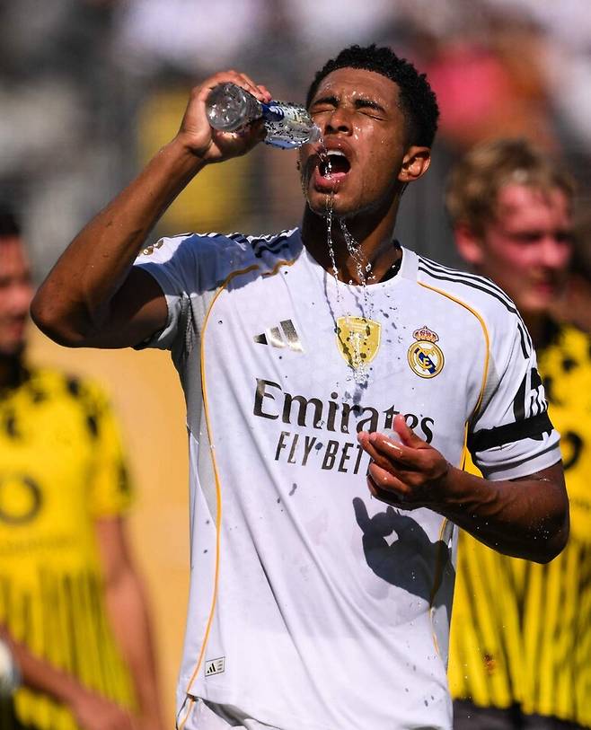 레알 마드리드의 주드 벨링엄이 6일(한국시각) 열린 2025 국제축구연맹(FIFA) 클럽 월드컵 8강전 도르트문트와 경기 도중 물을 마시며 더위를 식히고 있다. 이스트러더퍼드/AFP 연합뉴스