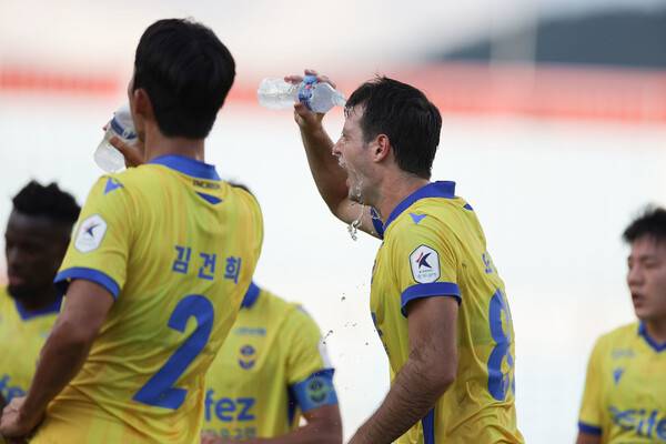 김천종합운동장/ K리그1/ 김천상무프로축구단 vs 인천유나이티드/ 인천 요니치/ 더위/ 쿨링 브레이크/ 동원샘물/ 세수/ 사진 정재훈