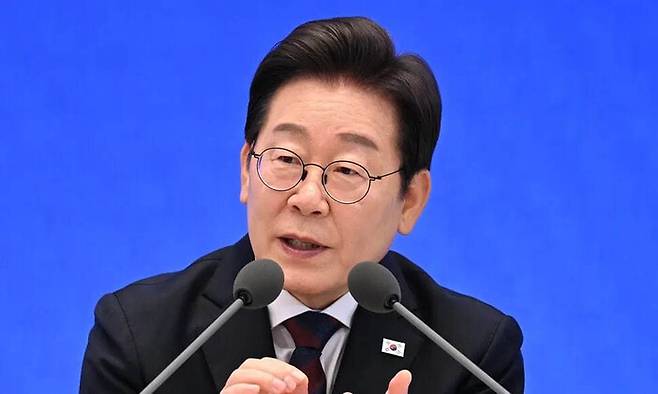 이재명 대통령이 지난 3일 서울 종로구 청와대 영빈관에서 열린 취임 첫 공식 기자회견 ‘대통령의 30일, 언론이 묻고 국민에게 답하다’에 참석해 기자들의 질문에 답하고 있다. 대통령실사진기자단