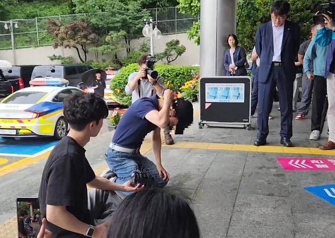 서울 서초구 강남역 인근 한 건물 옥상에서 의대생 최아무개씨가 여자친구를 살해한 사건의 피해자 유족이 2025년 6월20일 오전 서울 서초경찰서 앞에서 범행 상황을 재연하고 있다. 한겨레 장종우 기자