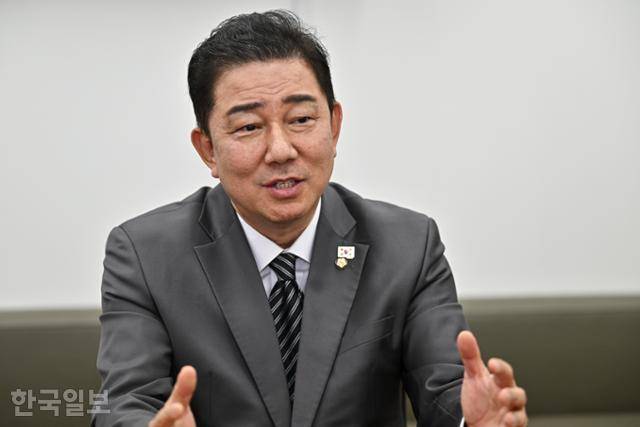 김병기 더불어민주당 당대표 직무대행 겸 원내대표가 8일 국회에서 한국일보와 인터뷰를 하고 있다. 정다빈 기자