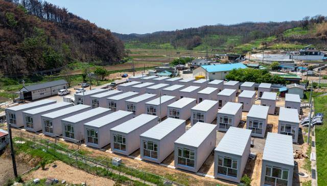 지난 5월 경북 영덕군 영덕읍 매정리 초등학교 앞 부지에 경북도가 지원한 모듈러 주택 40동이 설치되고 있다. 영덕=뉴스1