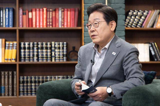 이재명 대통령의 그레이 계열 정장 착장 모습. 에스타도 제공