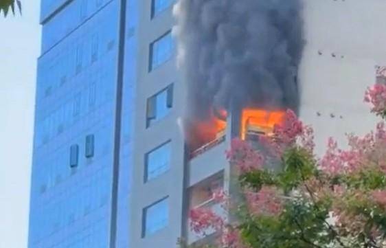 9일 낮 광주 서구 한 복합건물에서 불길이 타오르고 있다. 독자 제공