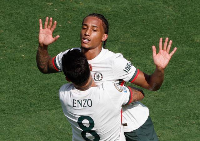 첼시의 주앙 페드루가 9일(한국시간) 미국 뉴저지주 이스트러더퍼드의 메트라이프 스타디움에서 열린 플루미넨시와의 2025 FIFA 클럽 월드컵 준결승전에서 0-1로 앞선 후반 쐐기골까지 터뜨려 동료 엔소 페르난데스가 기뻐하며 들어올렸지만 세리머니를 자제하고 있다. 이스트러더퍼드=AP 연합뉴스