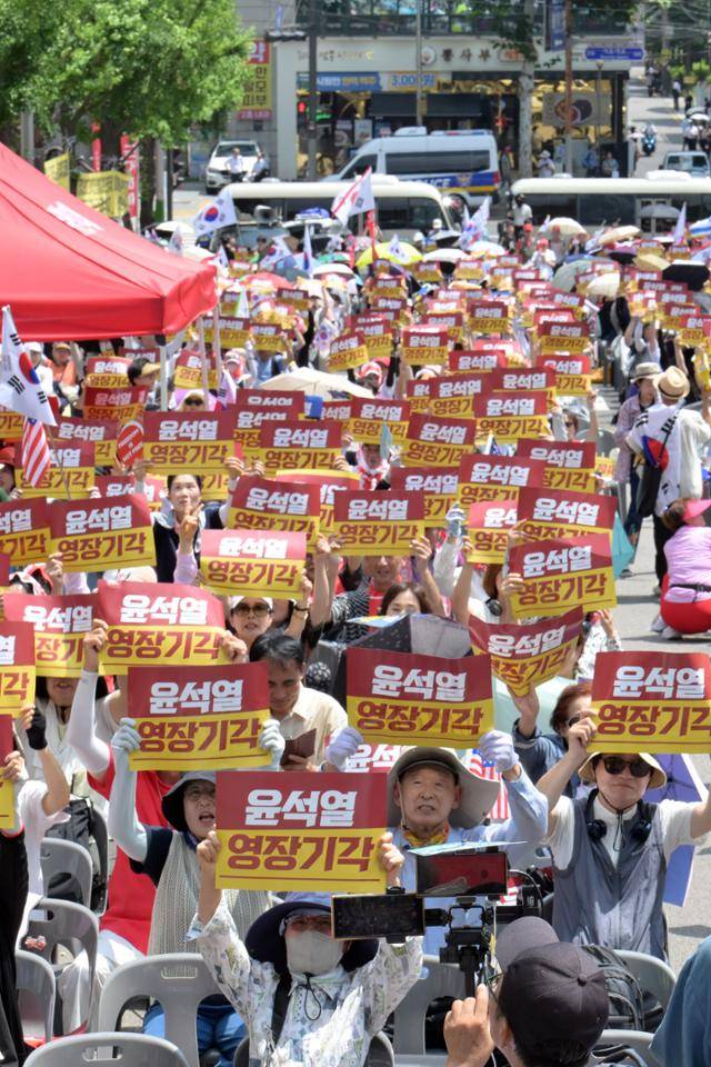 12.3 비상계엄 관련 내란혐의를 받는 윤석열 전 대통령의 영장실질심사가 열린 9일 서울 서초구 서울중앙지법 인근에서 윤 전 대통령 지지자들이 영장 기각 촉구 집회를 하고 있다. 이날 서울 최고 기온은 36도였다. 강예진 기자