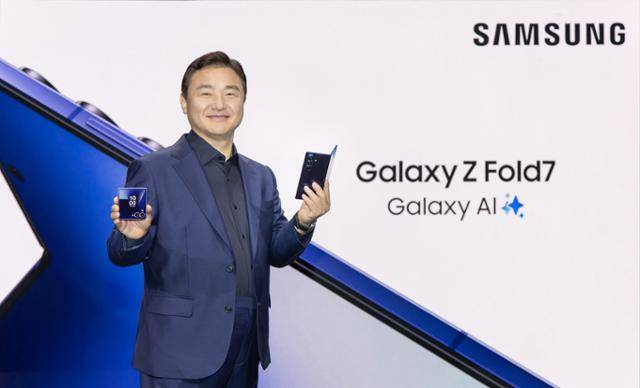 노태문 삼성전자 DX부문장 직무대행 사장이 9일 미국 뉴욕 브루클린 듀갈 그린하우스에서 열린 '갤럭시 언팩 2025' 행사에서 초슬림 대화면 폴더블폰 '갤럭시 Z 폴드7'과 '갤럭시 Z 플립7'을 공개하고 있다. 삼성전자 제공