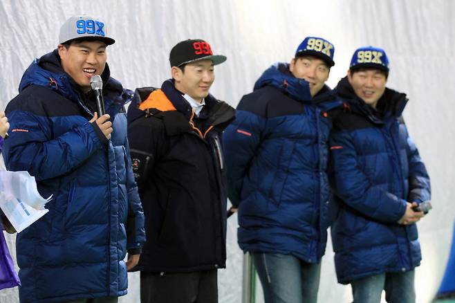 2013.12.22. 고려대=정시종 기자. ‘코리안 몬스터’ 류현진이 22일 고려대학교 화정체육관에서 결손 가정 아이들과 유소년 야구단들을 위하여 ‘류현진 몬스터쇼’ 야구캠프를 열었다. 당시 두산 김현수와 양의지, LG 손주인이 참여해 따뜻한 연말기부 행사를 함께 했다. 류현진이 참가자들의 질문에 답하고있다