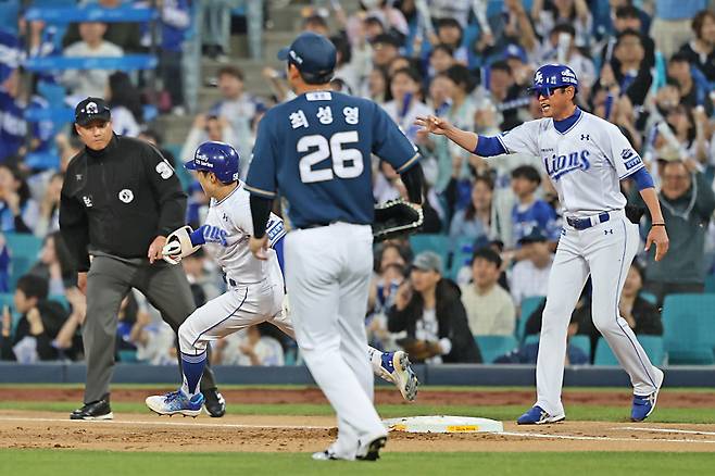 삼성 김지찬과 강명구 전 1군 1루주루코치. 삼성 제공