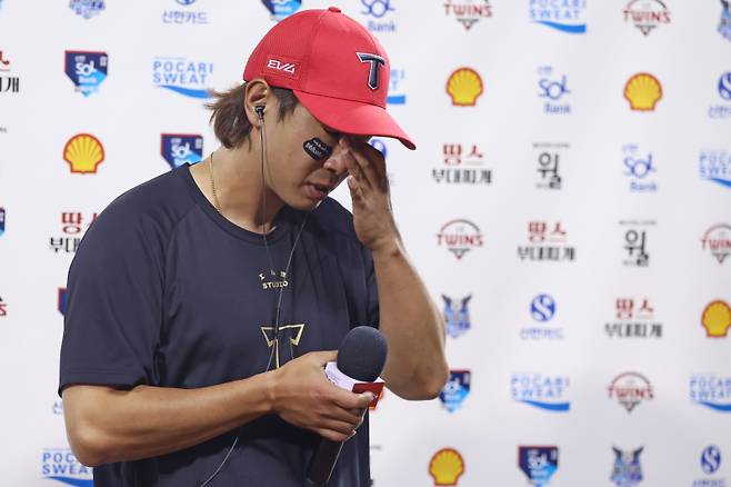 지난달 29일 잠실 LG전에서 3안타 맹타를 휘두른 뒤 방송 인터뷰에서 눈물 흘리는 고종욱. KIA 제공