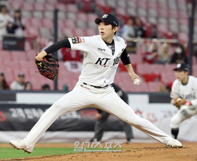 22일 오후 수원 KT위즈파크에서 열린 2025 프로야구 SSG 와 KT 경기. KT 선발 오원석이 역투하고 있다. 수원=정시종 기자 capa@edaily.co.kr /2025.04.22.
