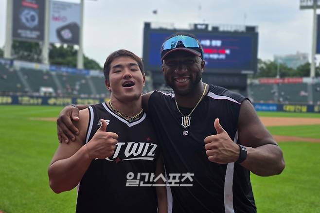 6일 서울 잠실야구장에서 만난 KT 안현민과 멜 로하스 주니어. 잠실=윤승재 기자