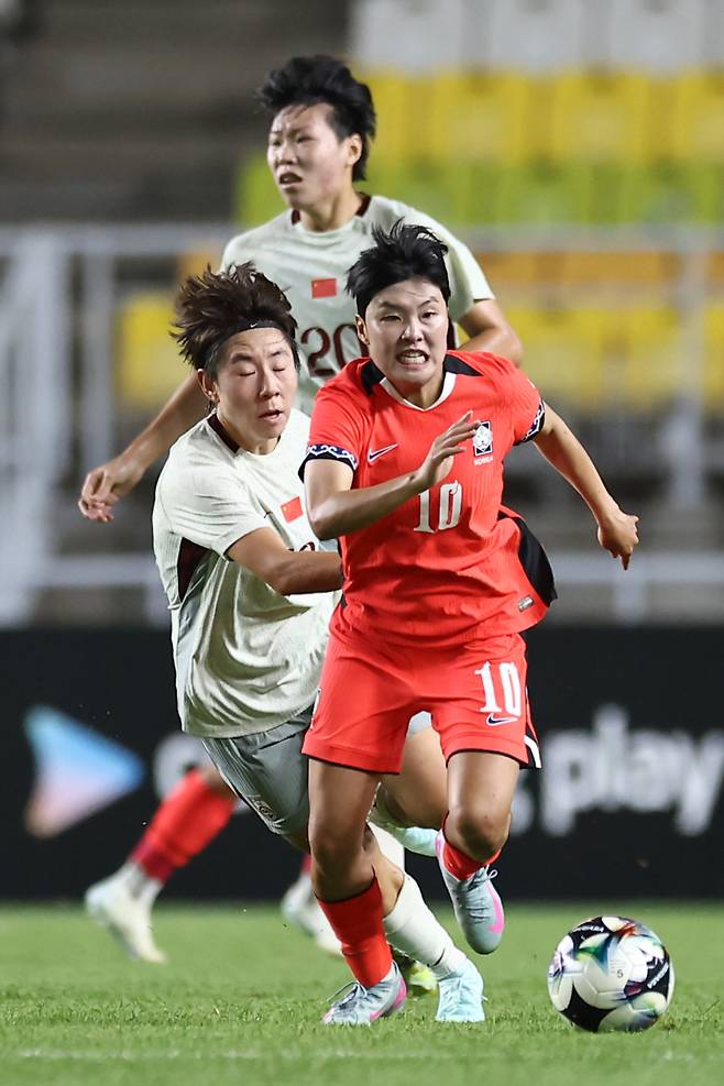 <yonhap photo-5680=""> 돌파하는 지소연 (서울=연합뉴스) 윤동진 기자 = 9일 수원월드컵경기장에서 열린 2025 동아시아축구연맹(EAFF) E-1 챔피언십(동아시안컵) 여자부 대한민국 대 중국 경기. 한국 지소연이 드리블 돌파를 하고 있다. 2025.7.9 mon@yna.co.kr/2025-07-09 21:09:28/ <저작권자 ⓒ 1980-2025 ㈜연합뉴스. 무단 전재 재배포 금지, AI 학습 및 활용 금지></yonhap>