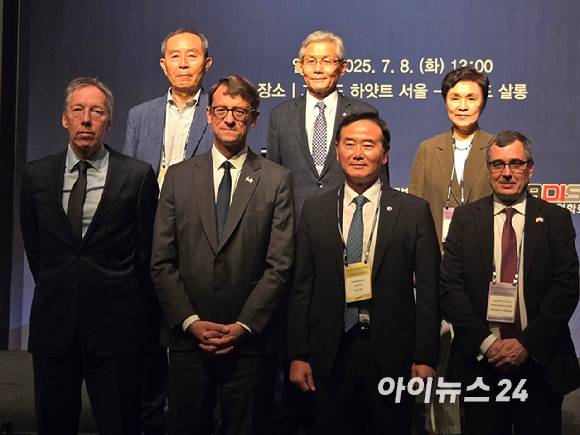 최병로 한국방위산업진흥회 상근부회장(앞줄 오른쪽 두번째)와 마이클 바카로 미 국무부 부차관보(앞줄 오른쪽 첫번째), 필립 베르투 주한 프랑스 대사(앞줄 오른쪽 세번째) 등 관계자들이 8일 서울 그랜드 하얏트 호텔에서 열린 '2025 대한민국 방위산업 국제학술세미나'에 참석하고 있다. [사진=최란 기자]