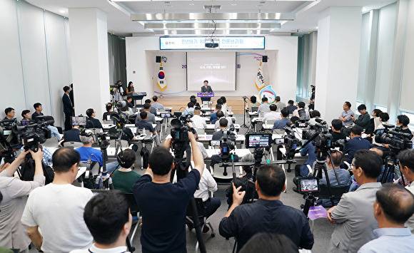 방세환 광주시장이 9일 시청 순암홀에서 열린 취임 3주년 언론브리핑에서 기자 질문에 답하고 있다. [사진=광주시]