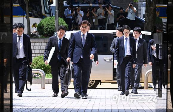 '12·3 비상계엄' 관련 내란·외환 사건을 수사하는 조은석 내란 특별검사팀 박억수 특검보가 9일 오후 서울 서초구 서울중앙지방법원에서 열린 윤석열 전 대통령의 구속 전 피의자 심문을 위해 법원에 들어서고 있다. [사진=사진공동취재단]