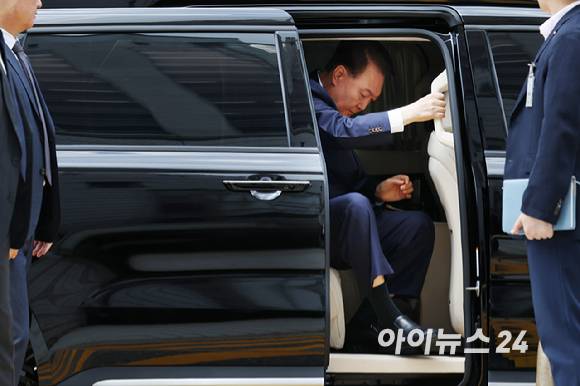 12·3 비상계엄과 관련해 특검의 수사를 받는 윤석열 전 대통령이 두 번째 구속 전 피의자 심문(영장실질심사)을 받기 위해 9일 오후 서울 서초구 중앙지법으로 출석하고 있다. [사진=사진공동취재단]