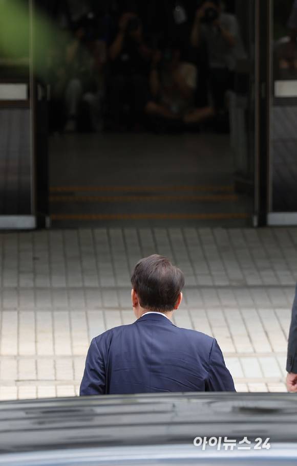 12·3 비상계엄과 관련해 특검의 수사를 받는 윤석열 전 대통령이 두 번째 영장실질심사를 받기 위해 9일 오후 서울 서초구 중앙지법으로 출석하고 있다. [사진=사진공동취재단]