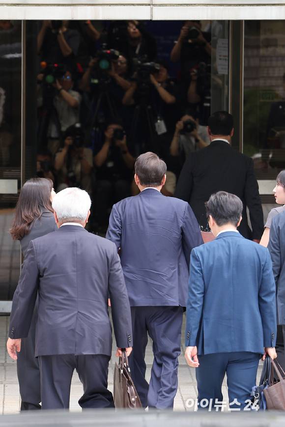 12·3 비상계엄과 관련해 특검의 수사를 받는 윤석열 전 대통령이 두 번째 영장실질심사를 받기 위해 9일 오후 서울 서초구 중앙지법으로 출석하고 있다. [사진=사진공동취재단]