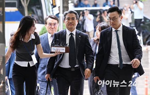 윤석열 전 대통령 변호인단이 9일 오후 서울 서초구 서울중앙지방법원에서 열린 윤석열 전 대통령의 구속 전 피의자 심문을 위해 법원에 들어서고 있다. [사진=사진공동취재단]