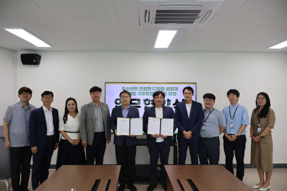 필상이 천안시청소년재단과 협약 후 기념 사진을 촬영하고 있다  [사진=필상]