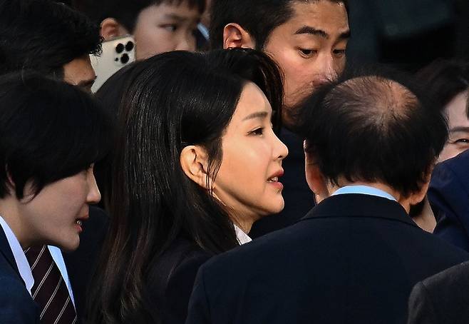 김건희 여사가 지난 4월 11일 서울 서초구 아크로비스타 사저로 향하고 있다. 2025.4.11 [공동취재] [사진=연합뉴스]